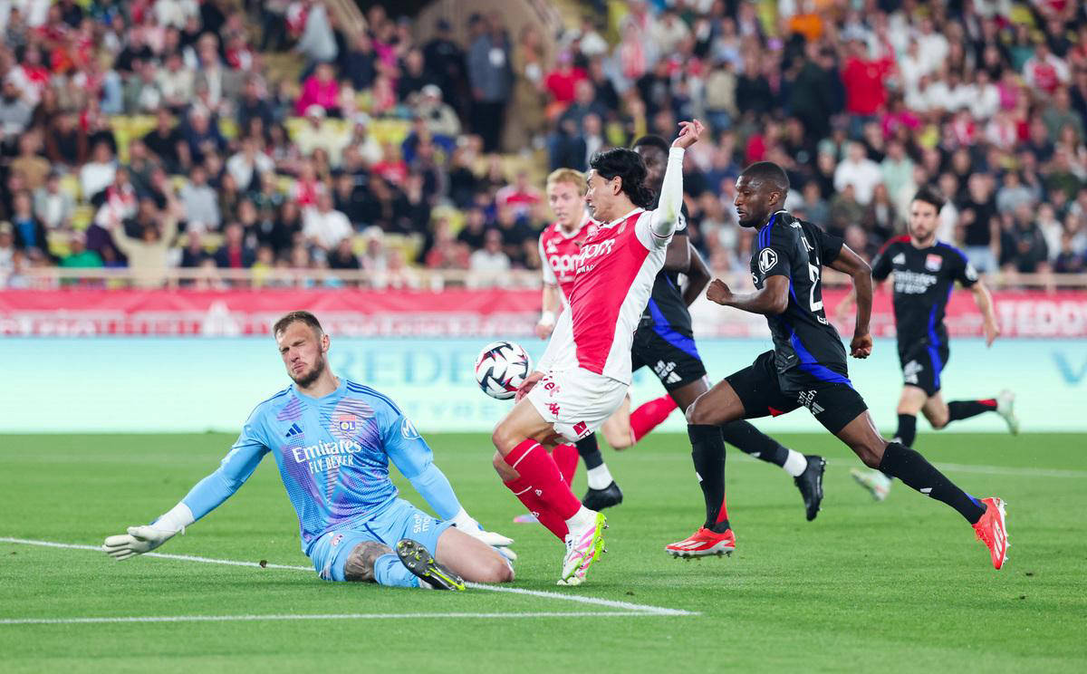 包含窗口期体能课后，巴黎圣日耳曼调整名单备战法国杯，态度坚定，团队化学反应显著的词条